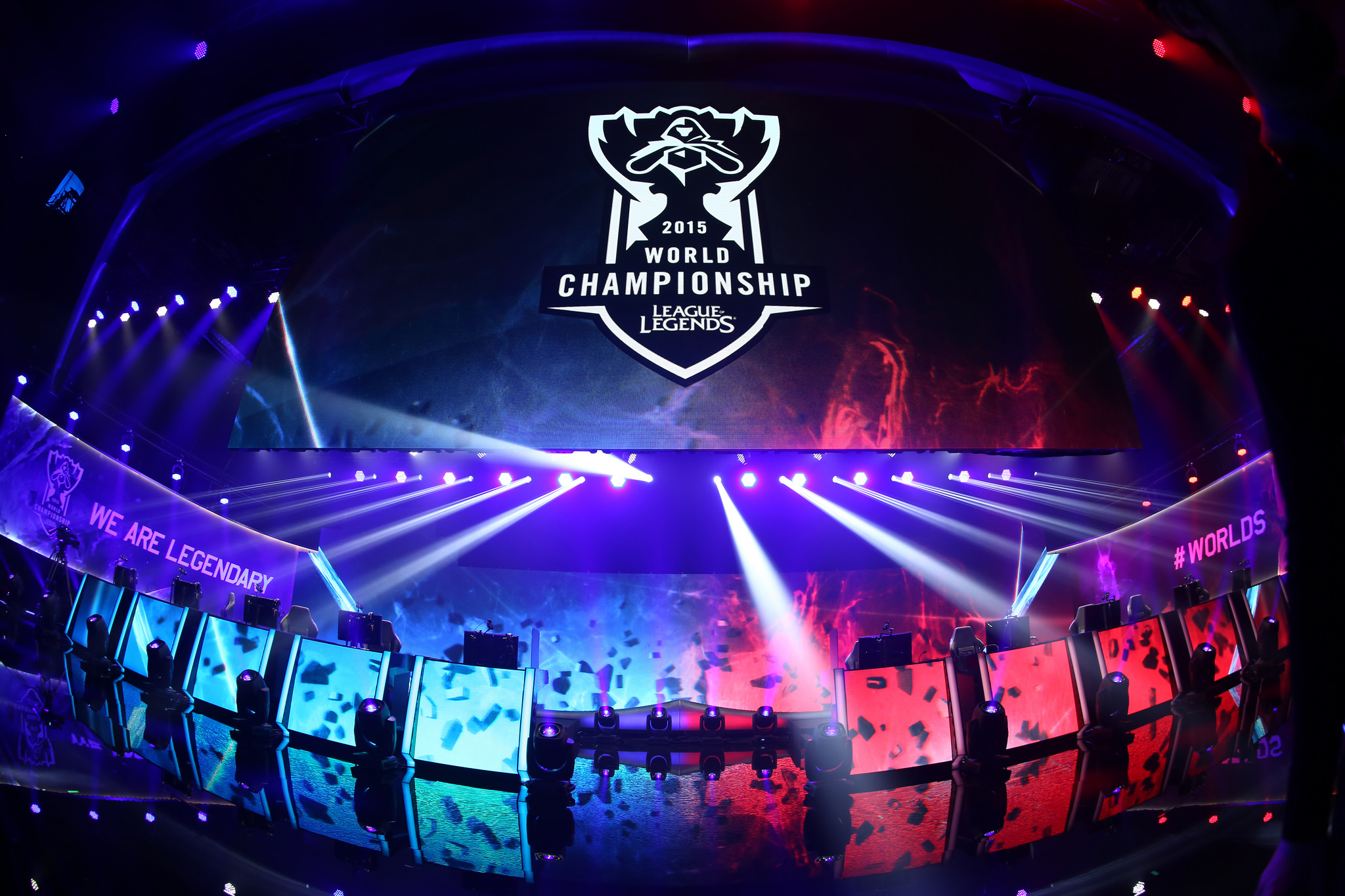 JDG赛后群访：上单小将称首场比赛非常紧张，Ruler说队友发挥惊艳