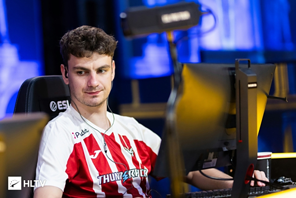 Uzi ：比赛不可能一把不赢 拼了命也要赢一把 那把很有可能是K神队